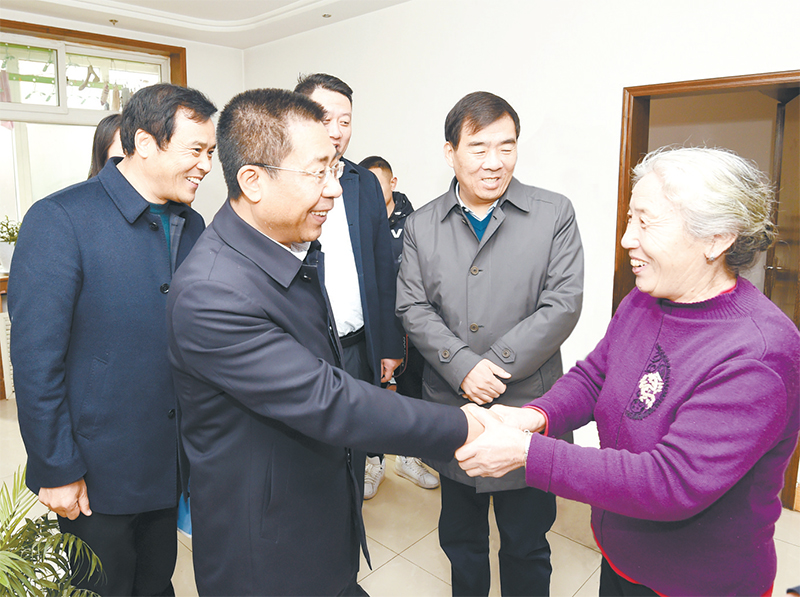 孫大軍調(diào)研我市今冬集中供熱工作時(shí)強(qiáng)調(diào) 把群眾冷暖放在心上 把優(yōu)質(zhì)服務(wù)送到千家萬(wàn)戶